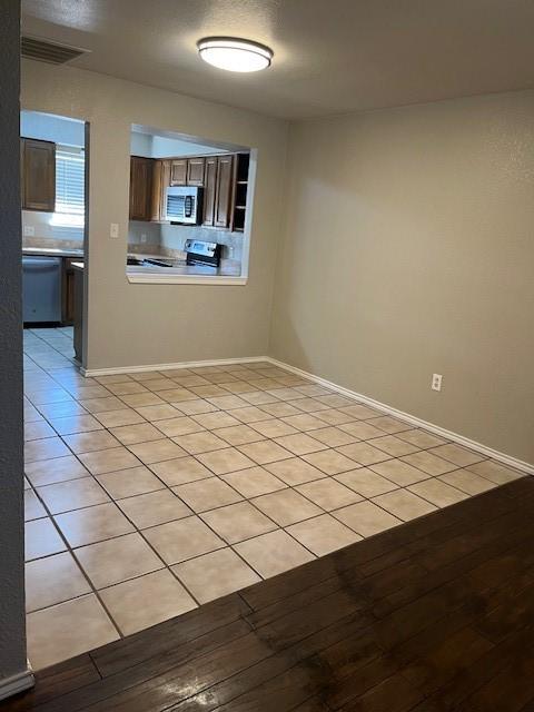 empty room featuring light tile patterned flooring