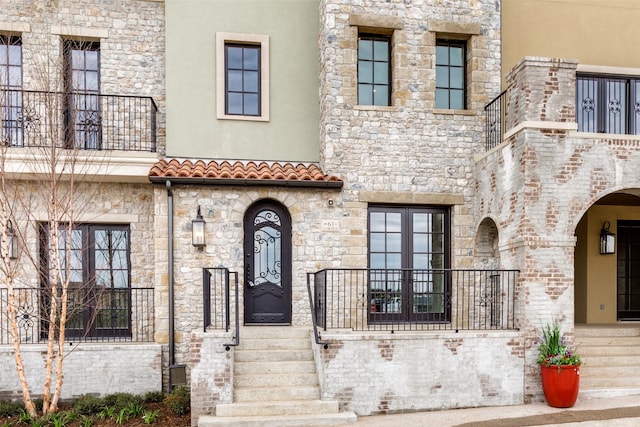 view of front of house with a balcony