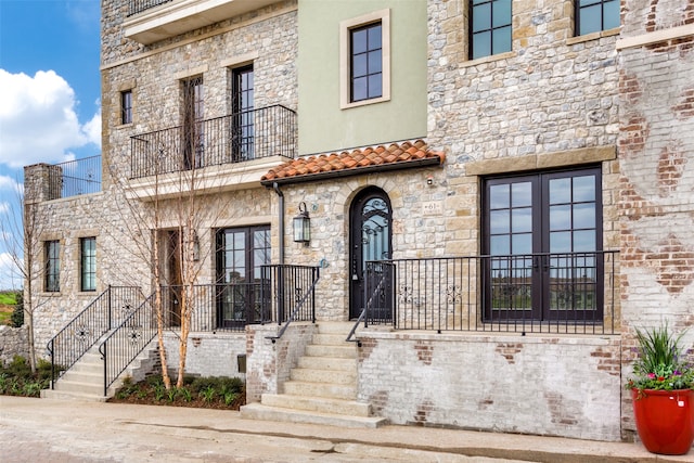 view of front of property featuring a balcony