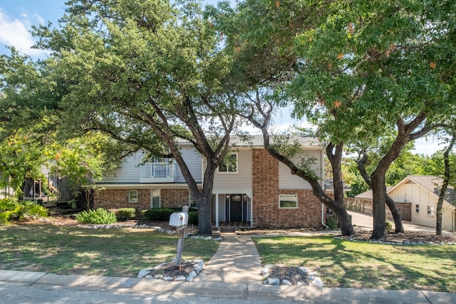 view of front facade featuring a front lawn