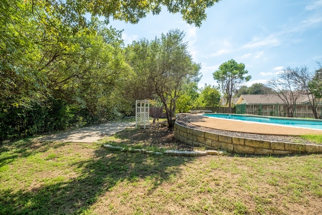 view of yard featuring a fenced in pool