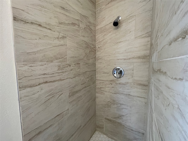 bathroom featuring a tile shower