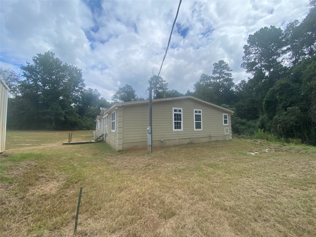 view of side of property featuring a lawn