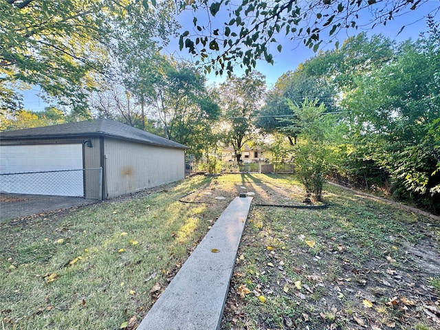 view of yard with an outdoor structure and a garage