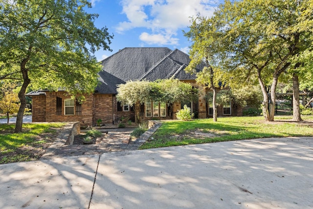 craftsman-style house featuring a front lawn