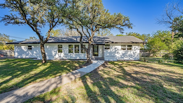 view of front of home featuring a front lawn and a garage