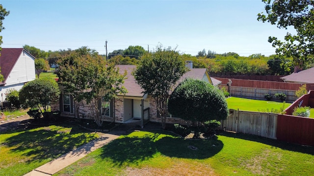 view of front of house featuring a front yard