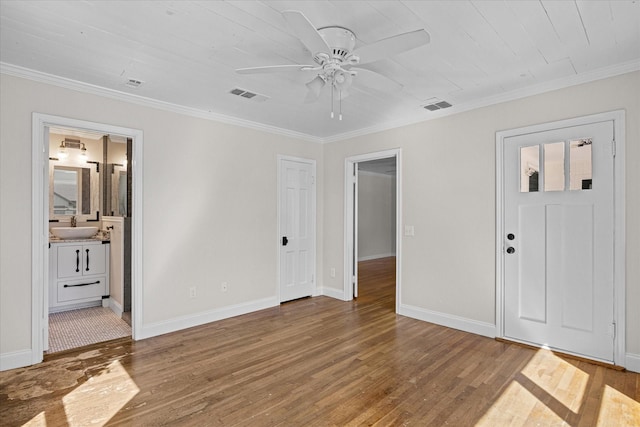 entrance foyer featuring ceiling fan, sink, hardwood / wood-style floors, and ornamental molding