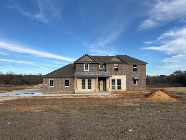 view of front of property featuring a front lawn