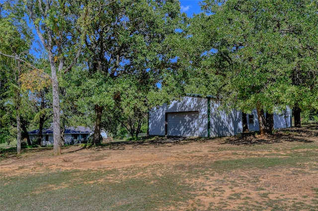 view of yard with an outdoor structure