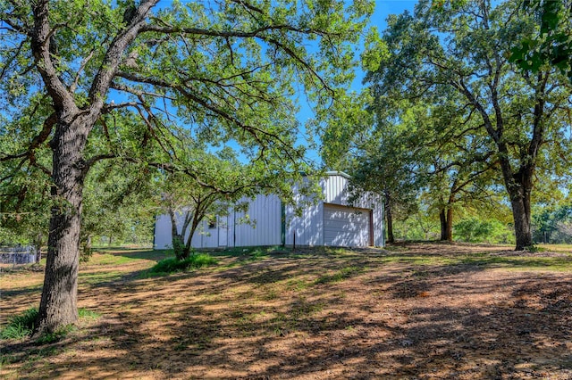 view of yard with an outdoor structure and a garage