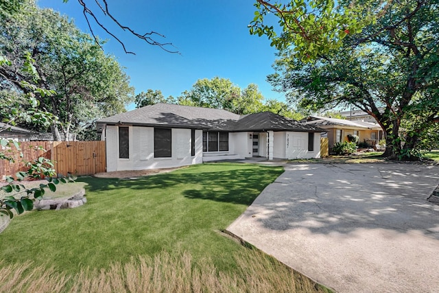 single story home featuring a front yard