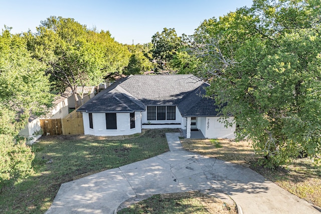 view of front facade with a front yard