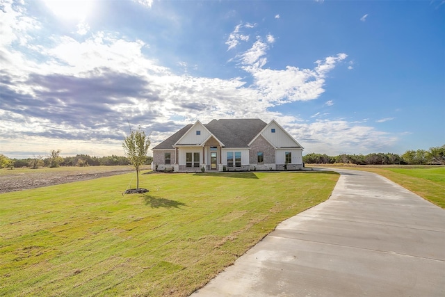 view of front of property featuring a front lawn