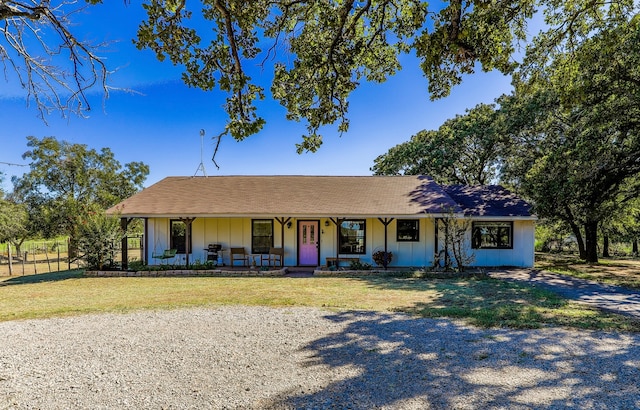 ranch-style home with a front lawn and covered porch