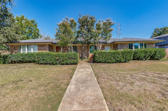 single story home with a front lawn