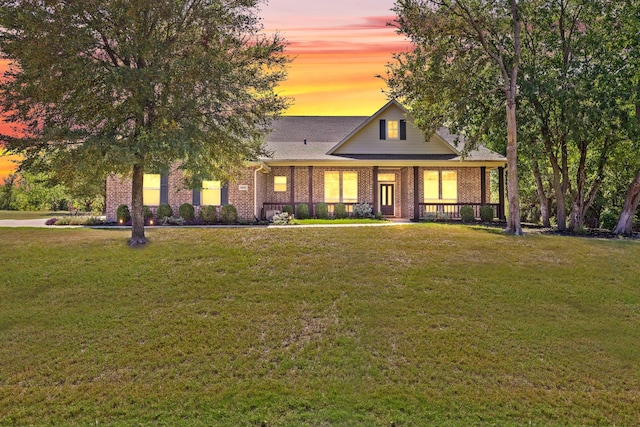 view of front facade with a yard