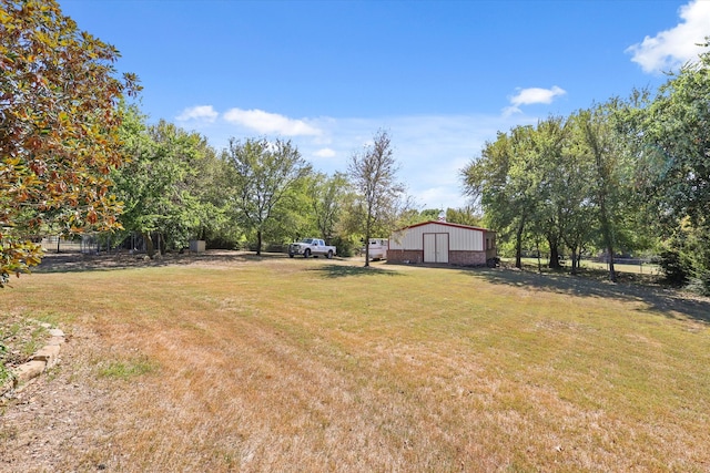 view of yard featuring an outdoor structure