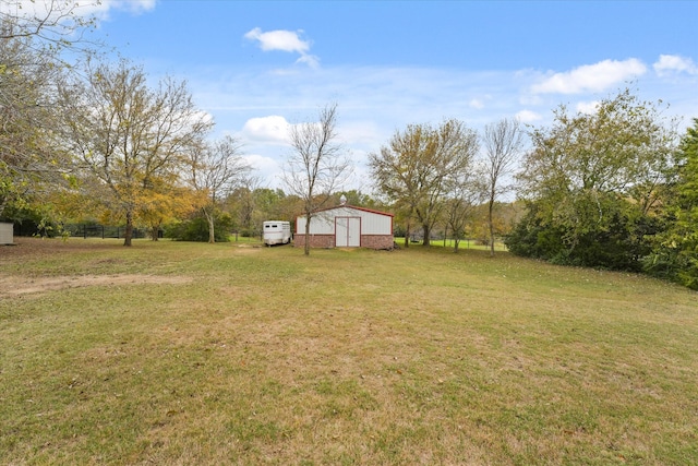 view of yard with an outdoor structure