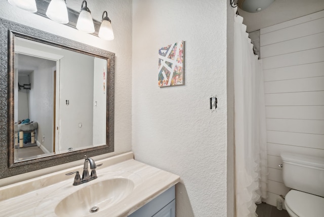 bathroom with a shower with curtain, vanity, and toilet