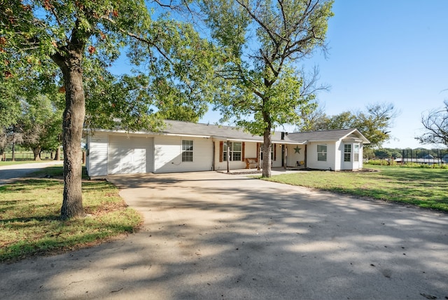 single story home featuring a front lawn