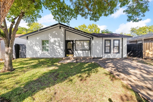 view of front of house featuring a front yard