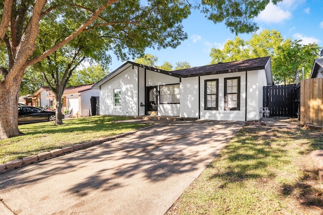 single story home with a front yard