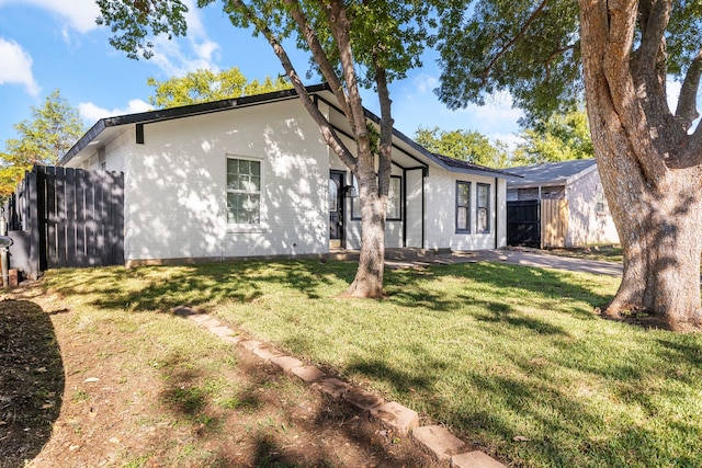 view of side of property featuring a lawn