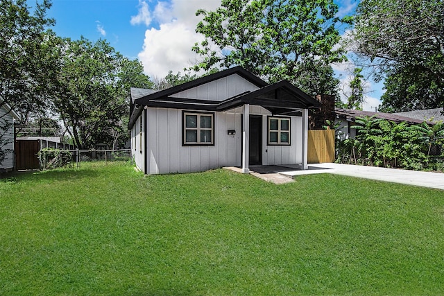 view of front of property with a front yard