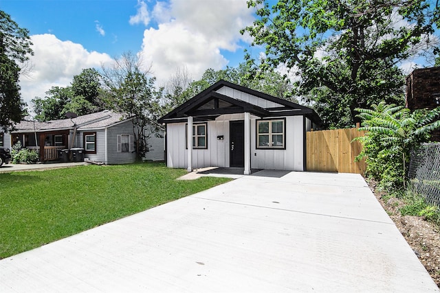 view of front of property with a front yard