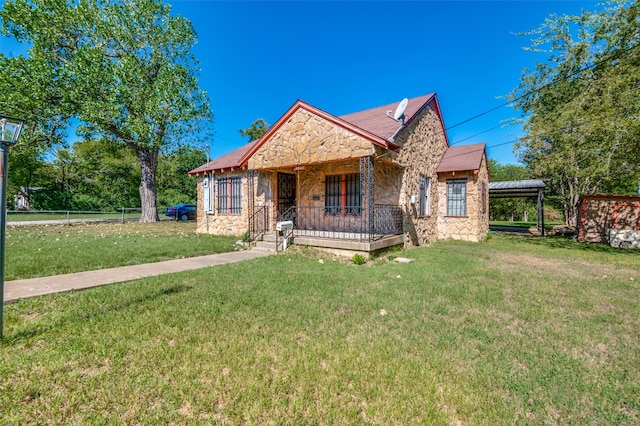 view of front facade with a front lawn and covered porch