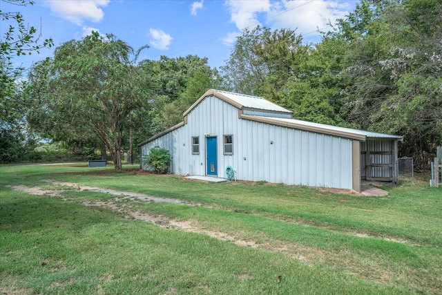 view of yard with an outbuilding