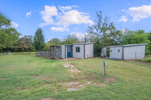 view of yard featuring an outdoor structure