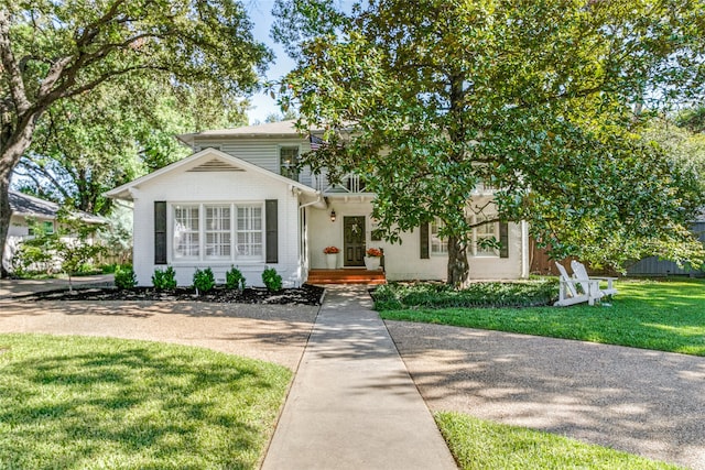 view of front of home featuring a front yard