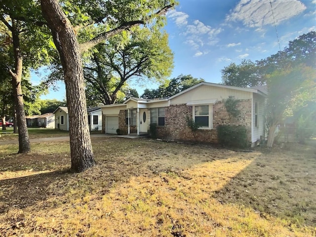 single story home with a front yard