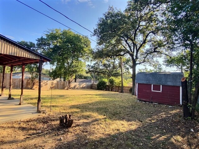 view of yard with a storage shed