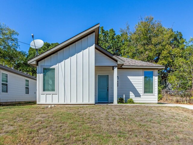 723 E Maple Row, Denison, TX 75021 - kitchen with appliances with stainless steel finishes, lofted ceiling, a kitchen island, white cabinets, and dark wood finished floors