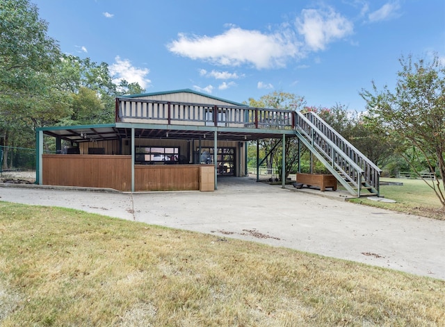 view of front of house featuring a front lawn