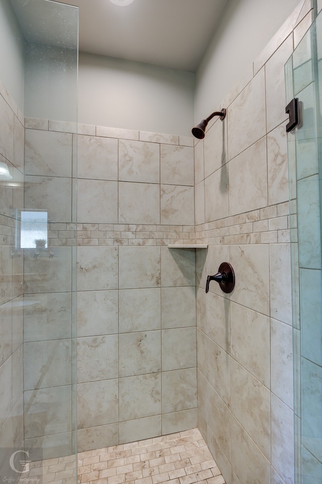 bathroom featuring a tile shower