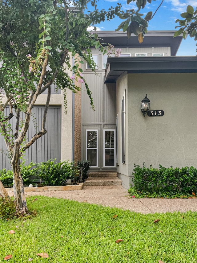 entrance to property featuring a yard