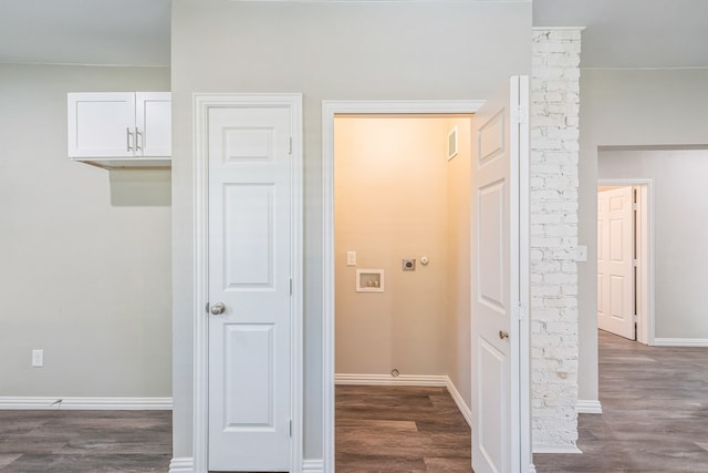 unfurnished room featuring dark wood-type flooring and ceiling fan