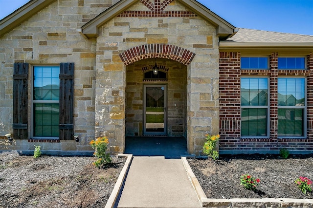 single story home with a front lawn