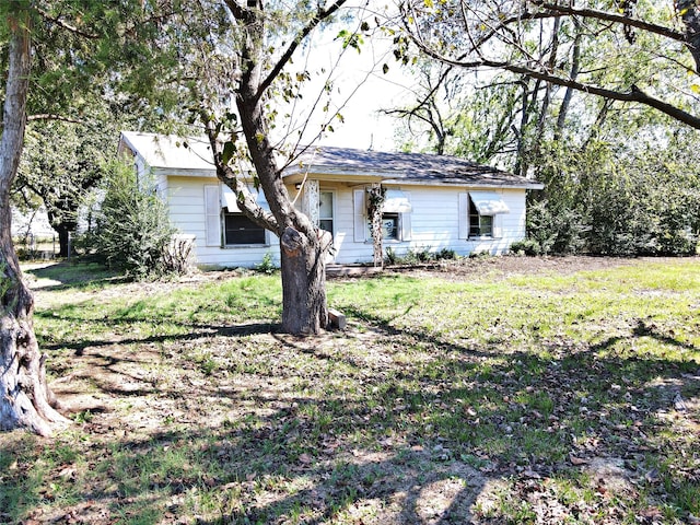 ranch-style home featuring a front yard