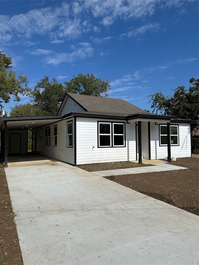 view of front of property featuring a carport