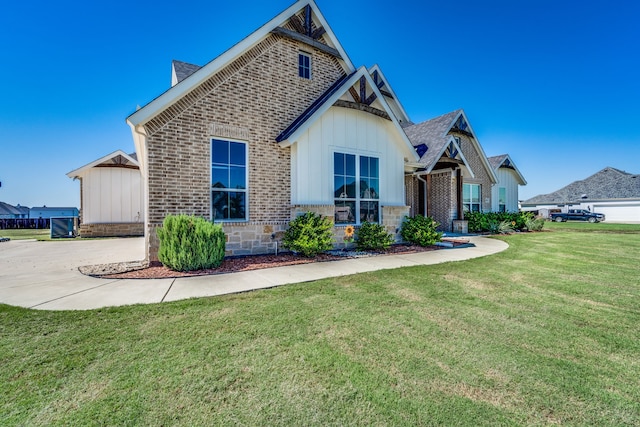 view of front of house with a front lawn