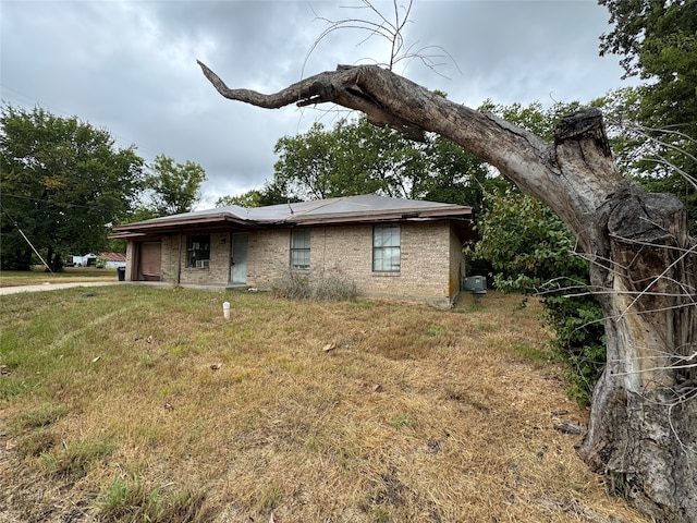 view of side of property featuring a yard