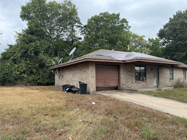 view of front of property featuring a front yard and a garage