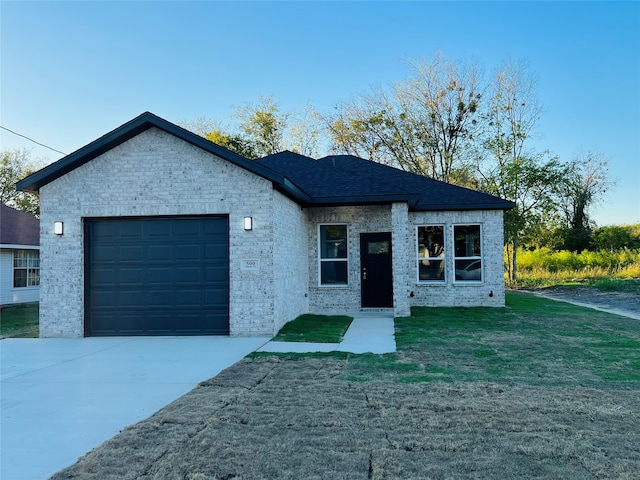 view of front facade featuring a front lawn and a garage