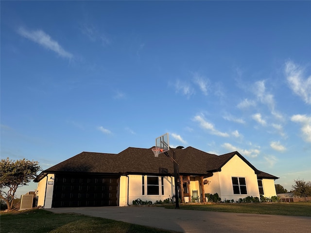 view of front of property featuring a front yard and a garage