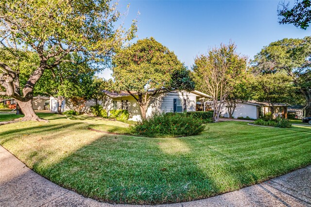 view of front of property featuring a front yard